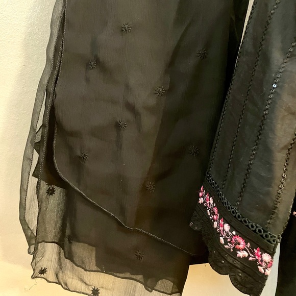 Pakistani 3 pc embroidered suit - Picture 8 of 11